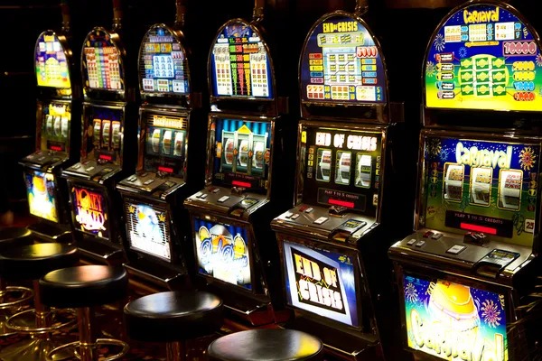kuro Sic Bo table selection screen showing multiple stake levels and live dealers